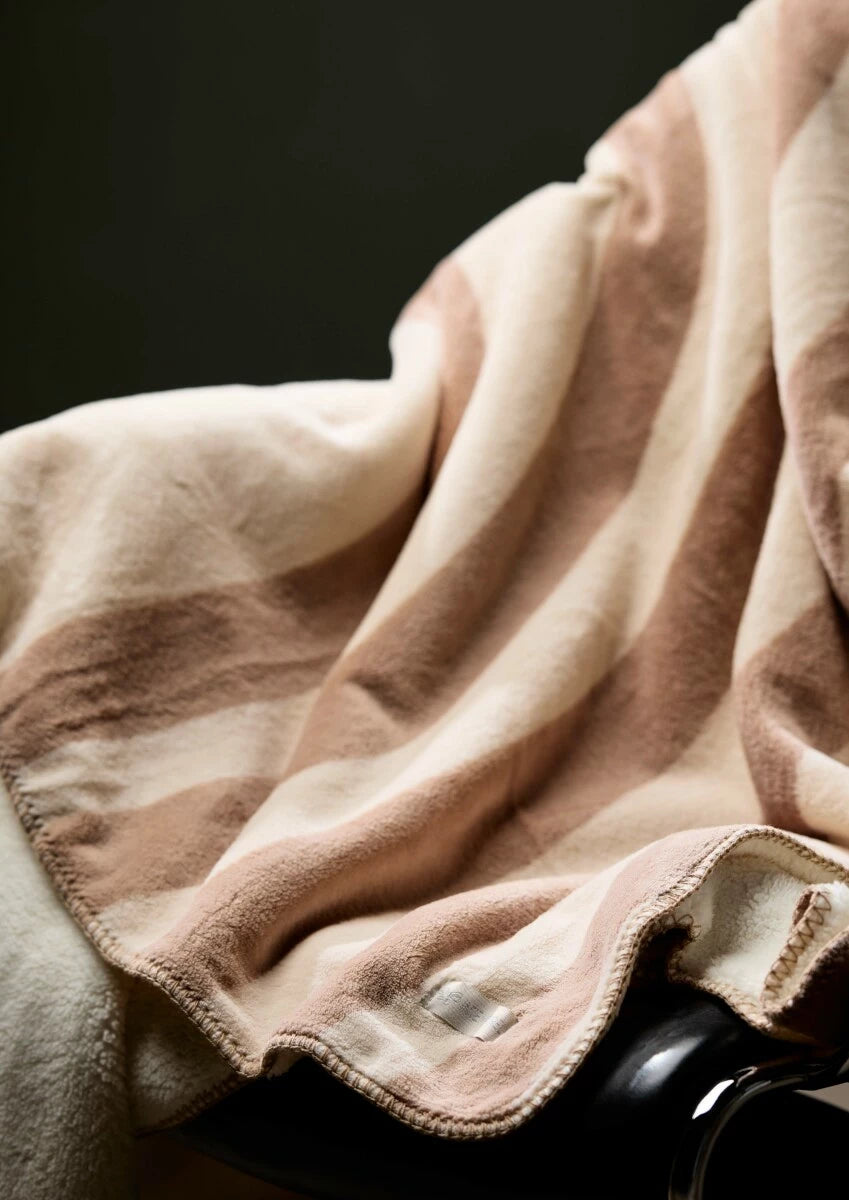 Sherpapläd arc beige + Chiara doftljus