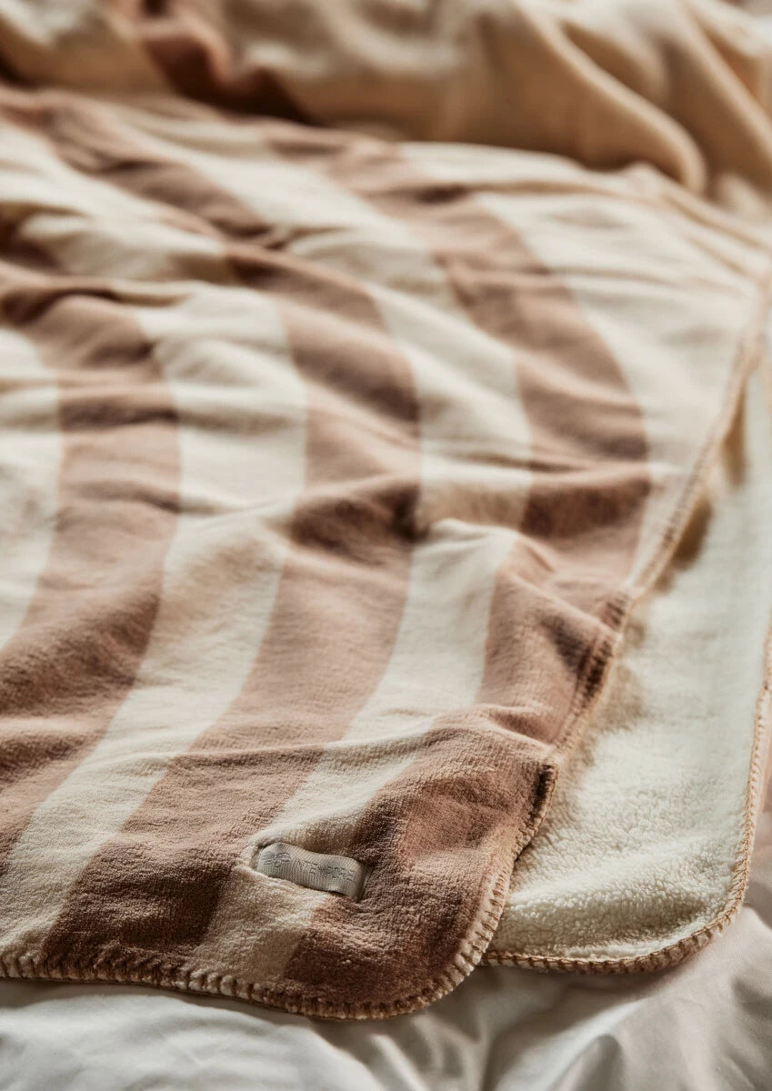 Sherpapläd arc beige + Chiara doftljus