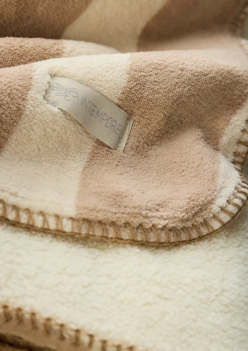 Sherpapläd arc beige + Chiara doftljus